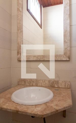 Casa à venda com 320m², 4 quartos e 3 vagas Casa à venda com 320m², 4 quartos e 3 vagasLavabo