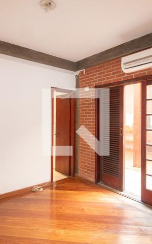 Casa à venda com 320m², 4 quartos e 3 vagas Casa à venda com 320m², 4 quartos e 3 vagasQuarto 4 - Suíte 2