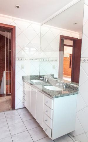 Casa à venda com 320m², 4 quartos e 3 vagas Casa à venda com 320m², 4 quartos e 3 vagasBanheiro