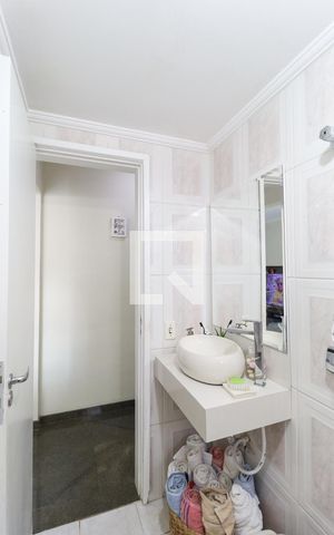 Apartamento à venda com 79m², 2 quartos e 1 vaga Apartamento à venda com 79m², 2 quartos e 1 vagaBanheiro