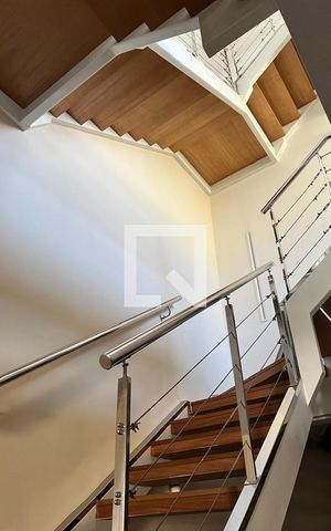 Casa de condomínio à venda com 415m², 4 quartos e 2 vagasEscada
