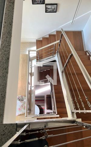 Casa de condomínio à venda com 415m², 4 quartos e 2 vagasEscada