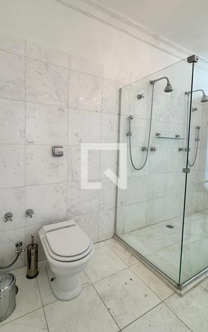 Casa de condomínio à venda com 614m², 4 quartos e 6 vagasBanheiro da Suíte 1