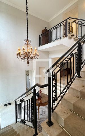Casa de condomínio à venda com 614m², 4 quartos e 6 vagasEscada