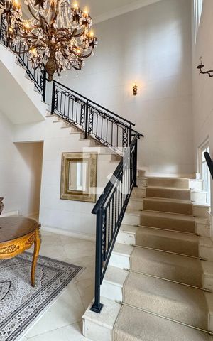 Casa de condomínio à venda com 614m², 4 quartos e 6 vagasEscada