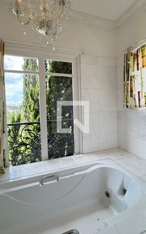 Casa de condomínio à venda com 614m², 4 quartos e 6 vagasBanheiro da Suíte 1