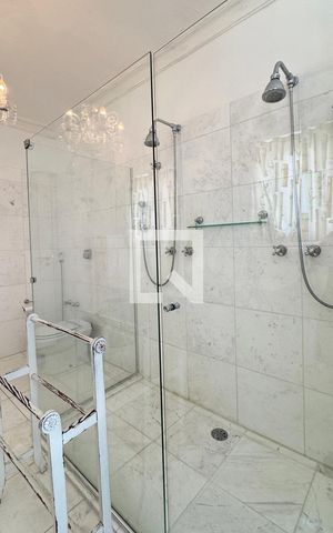 Casa de condomínio à venda com 614m², 4 quartos e 6 vagasBanheiro da Suíte 1