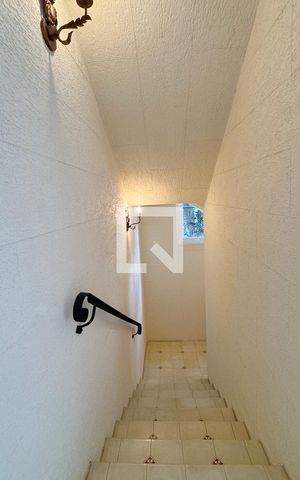 Casa de condomínio à venda com 614m², 4 quartos e 6 vagasEscada