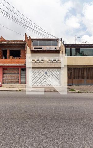 Casa à venda com 320m², 3 quartos e 2 vagas Casa à venda com 320m², 3 quartos e 2 vagasFachada