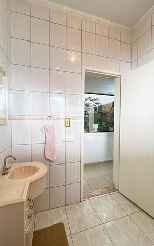 Casa à venda com 466m², 5 quartos e 8 vagas Casa à venda com 466m², 5 quartos e 8 vagasBanheiro Corredor