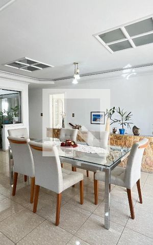 Casa à venda com 466m², 5 quartos e 8 vagas Casa à venda com 466m², 5 quartos e 8 vagasSala