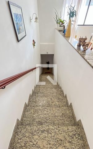 Casa à venda com 466m², 5 quartos e 8 vagas Casa à venda com 466m², 5 quartos e 8 vagasEscada
