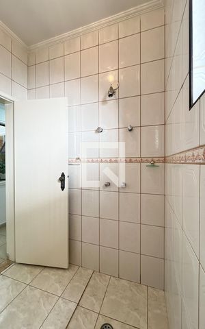 Casa à venda com 466m², 5 quartos e 8 vagas Casa à venda com 466m², 5 quartos e 8 vagasBanheiro Corredor