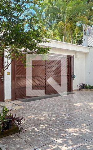 Casa à venda com 466m², 5 quartos e 8 vagas Casa à venda com 466m², 5 quartos e 8 vagasGaragem