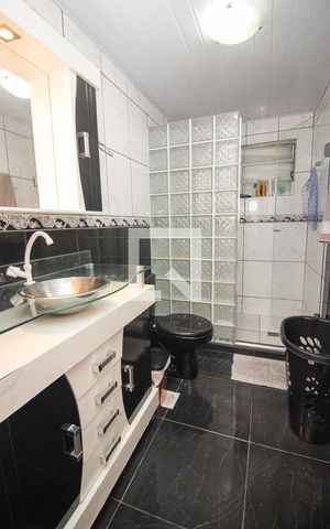 Casa à venda com 150m², 4 quartos e 2 vagas Casa à venda com 150m², 4 quartos e 2 vagasBanheiro Social