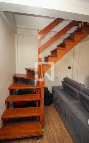 Casa à venda com 150m², 4 quartos e 2 vagas Casa à venda com 150m², 4 quartos e 2 vagasEscada