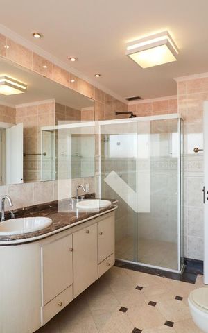 Casa de condomínio à venda com 378m², 3 quartos e 6 vagas Casa de condomínio à venda com 378m², 3 quartos e 6 vagasBanheiro da Suíte 1