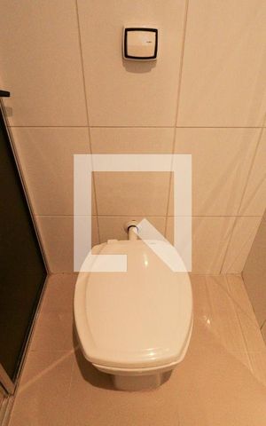 Casa de condomínio à venda com 378m², 3 quartos e 6 vagas Casa de condomínio à venda com 378m², 3 quartos e 6 vagasBanheiro de Serviço