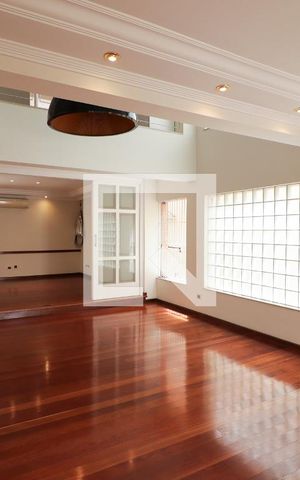Casa de condomínio à venda com 378m², 3 quartos e 6 vagas Casa de condomínio à venda com 378m², 3 quartos e 6 vagasSala
