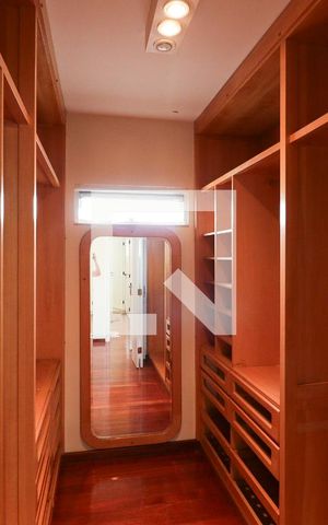 Casa de condomínio à venda com 378m², 3 quartos e 6 vagas Casa de condomínio à venda com 378m², 3 quartos e 6 vagasCloset da Suíte 1