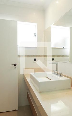 Casa de condomínio à venda com 378m², 3 quartos e 6 vagas Casa de condomínio à venda com 378m², 3 quartos e 6 vagasBanheiro da Suíte 3