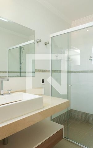 Casa de condomínio à venda com 378m², 3 quartos e 6 vagas Casa de condomínio à venda com 378m², 3 quartos e 6 vagasBanheiro da Suíte 3