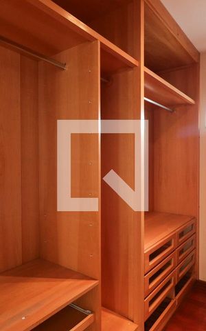 Casa de condomínio à venda com 378m², 3 quartos e 6 vagas Casa de condomínio à venda com 378m², 3 quartos e 6 vagasCloset da Suíte 1