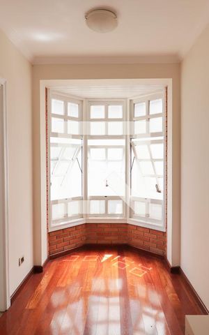 Casa de condomínio à venda com 378m², 3 quartos e 6 vagas Casa de condomínio à venda com 378m², 3 quartos e 6 vagasLareira