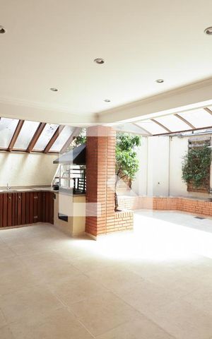 Casa de condomínio à venda com 378m², 3 quartos e 6 vagas Casa de condomínio à venda com 378m², 3 quartos e 6 vagasChurrasqueira
