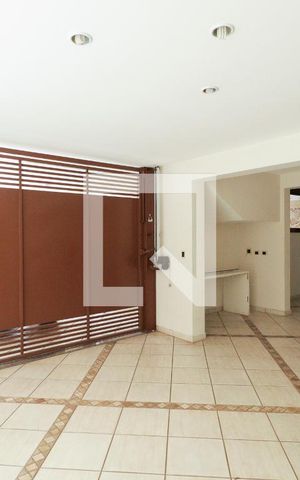 Casa de condomínio à venda com 378m², 3 quartos e 6 vagas Casa de condomínio à venda com 378m², 3 quartos e 6 vagasGaragem e Banheiro da Garagem