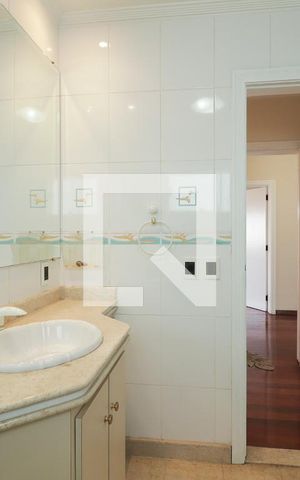 Casa de condomínio à venda com 378m², 3 quartos e 6 vagas Casa de condomínio à venda com 378m², 3 quartos e 6 vagasBanheiro da Suíte 2