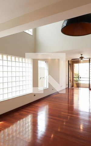 Casa de condomínio à venda com 378m², 3 quartos e 6 vagas Casa de condomínio à venda com 378m², 3 quartos e 6 vagasSala