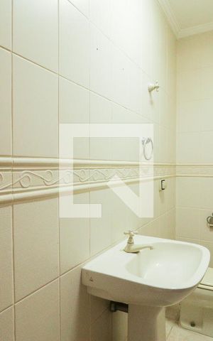 Casa de condomínio à venda com 378m², 3 quartos e 6 vagas Casa de condomínio à venda com 378m², 3 quartos e 6 vagasGaragem e Banheiro da Garagem