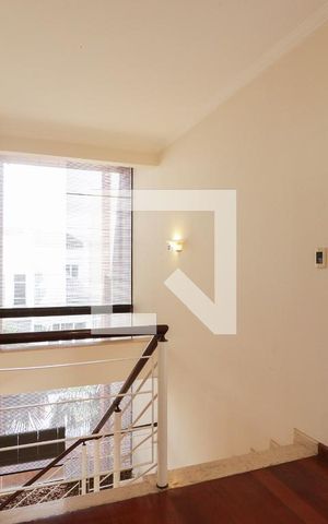 Casa de condomínio à venda com 378m², 3 quartos e 6 vagas Casa de condomínio à venda com 378m², 3 quartos e 6 vagasEscada