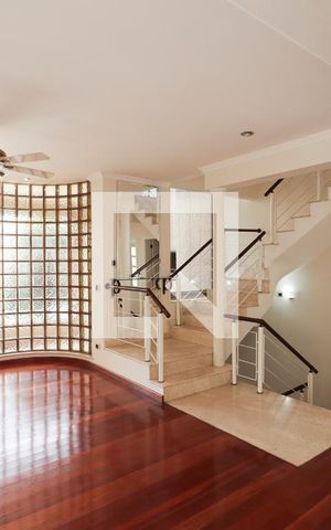 Casa de condomínio à venda com 378m², 3 quartos e 6 vagas Casa de condomínio à venda com 378m², 3 quartos e 6 vagasSala