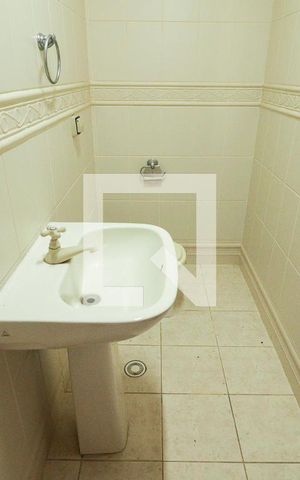 Casa de condomínio à venda com 378m², 3 quartos e 6 vagas Casa de condomínio à venda com 378m², 3 quartos e 6 vagasGaragem e Banheiro da Garagem