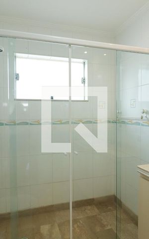 Casa de condomínio à venda com 378m², 3 quartos e 6 vagas Casa de condomínio à venda com 378m², 3 quartos e 6 vagasBanheiro da Suíte 2