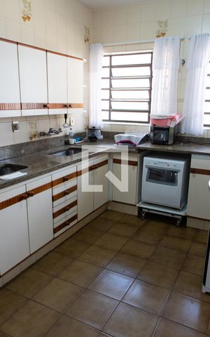 Casa à venda com 778m², 4 quartos e 5 vagas Casa à venda com 778m², 4 quartos e 5 vagasCOZINHA