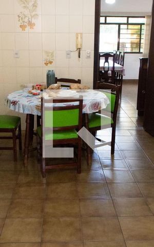 Casa à venda com 778m², 4 quartos e 5 vagas Casa à venda com 778m², 4 quartos e 5 vagasCOZINHA