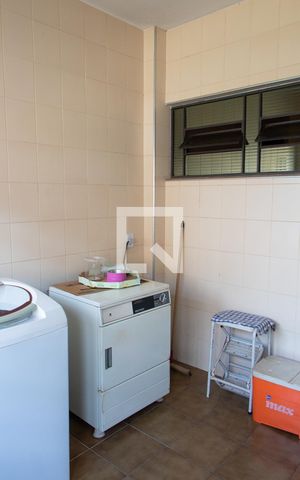 Casa à venda com 778m², 4 quartos e 5 vagas Casa à venda com 778m², 4 quartos e 5 vagasÁREA DE SERVIÇO