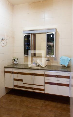 Casa à venda com 778m², 4 quartos e 5 vagas Casa à venda com 778m², 4 quartos e 5 vagasBANHEIRO SOCIAL 1