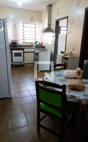 Casa à venda com 778m², 4 quartos e 5 vagas Casa à venda com 778m², 4 quartos e 5 vagasCOZINHA