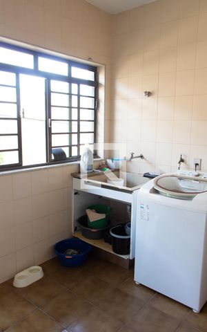 Casa à venda com 778m², 4 quartos e 5 vagas Casa à venda com 778m², 4 quartos e 5 vagasÁREA DE SERVIÇO