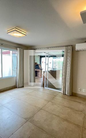 Casa de condomínio à venda com 164m², 4 quartos e 4 vagasSala