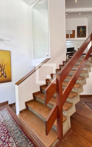 Casa de condomínio à venda com 317m², 3 quartos e 2 vagasEscada