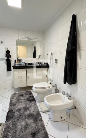 Casa de condomínio à venda com 317m², 3 quartos e 2 vagasBanheiro da Suíte 1