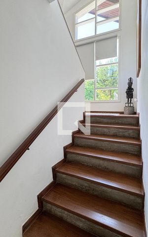 Casa de condomínio à venda com 317m², 3 quartos e 2 vagasEscada