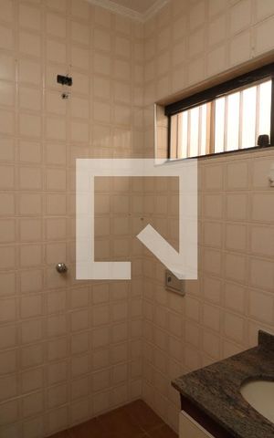 Casa à venda com 300m², 3 quartos e 3 vagasBanheiro da Suíte 2