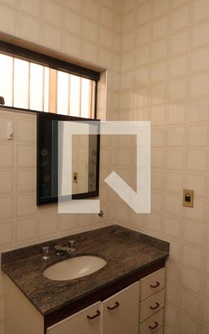 Casa à venda com 300m², 3 quartos e 3 vagasBanheiro da Suíte 2