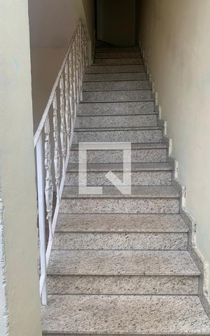 Apartamento à venda com 80m², 3 quartos e 1 vaga Apartamento à venda com 80m², 3 quartos e 1 vagaEscada